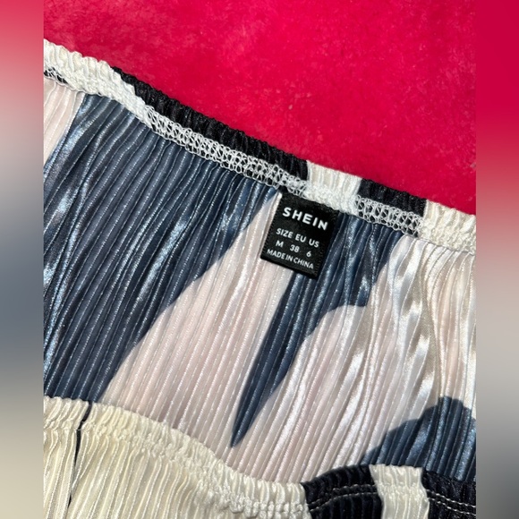 Graphic print plisse skirt - Picture 3 of 5